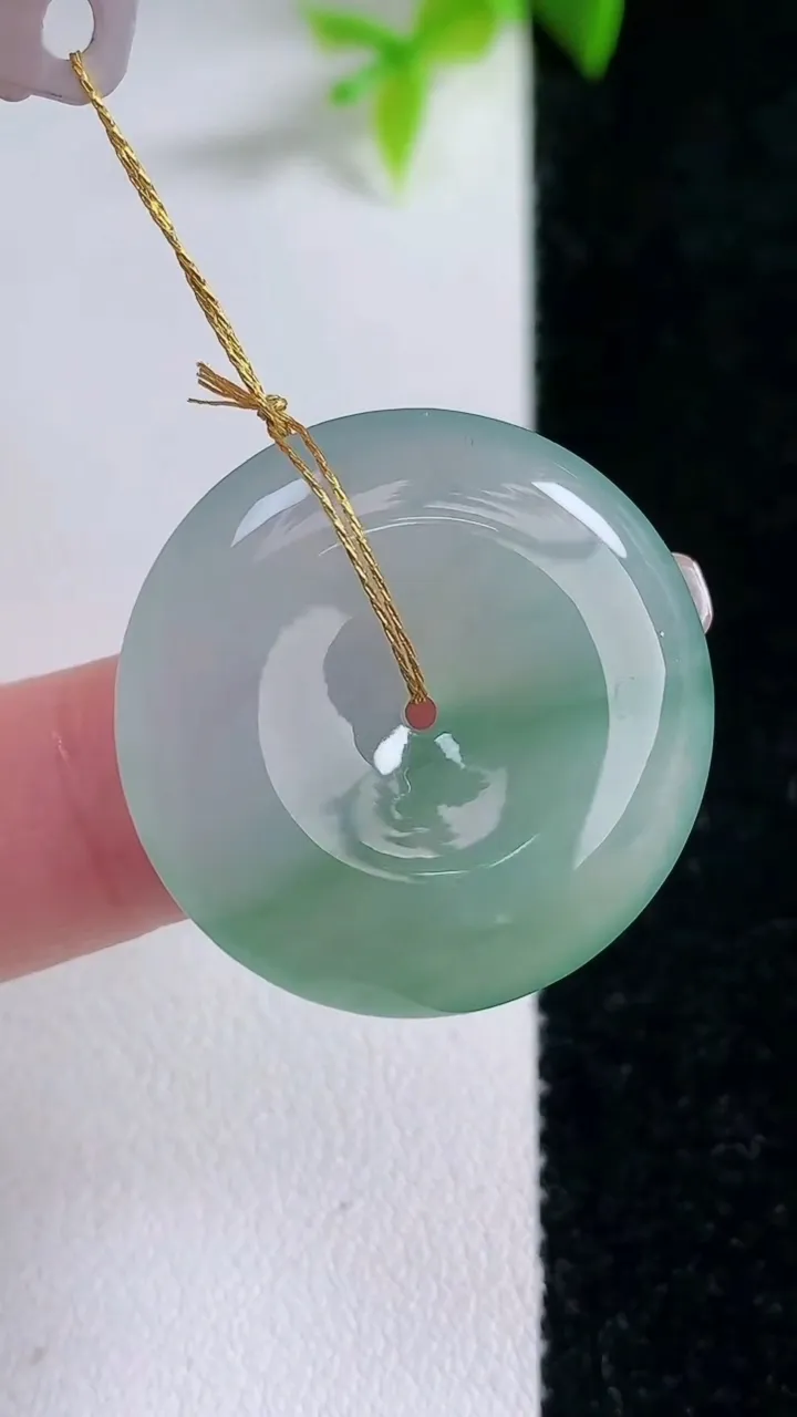 天然A货翡翠平安扣吊坠，尺寸26.4-5.7，重量:8.54g
1月30日