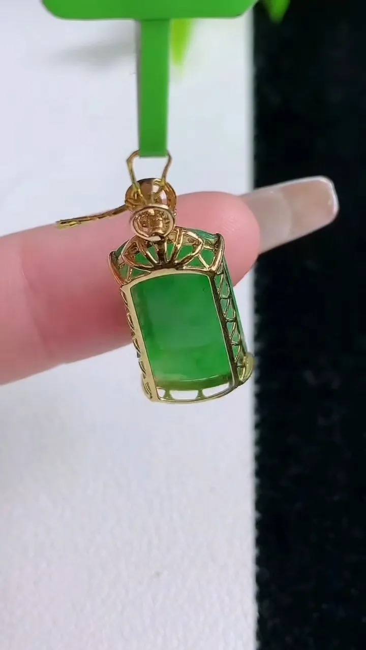 天然A货翡翠无事牌吊坠，尺寸18.6-9.7-4，重量:1.62g
1月30日