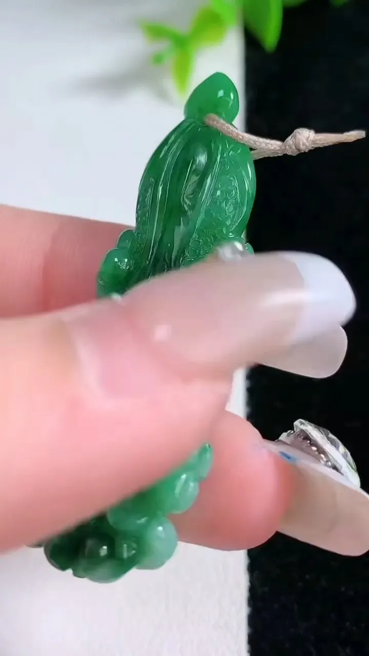 天然A货翡翠白菜吊坠，尺寸51-17-5.3，重量:8.43g
1月30日