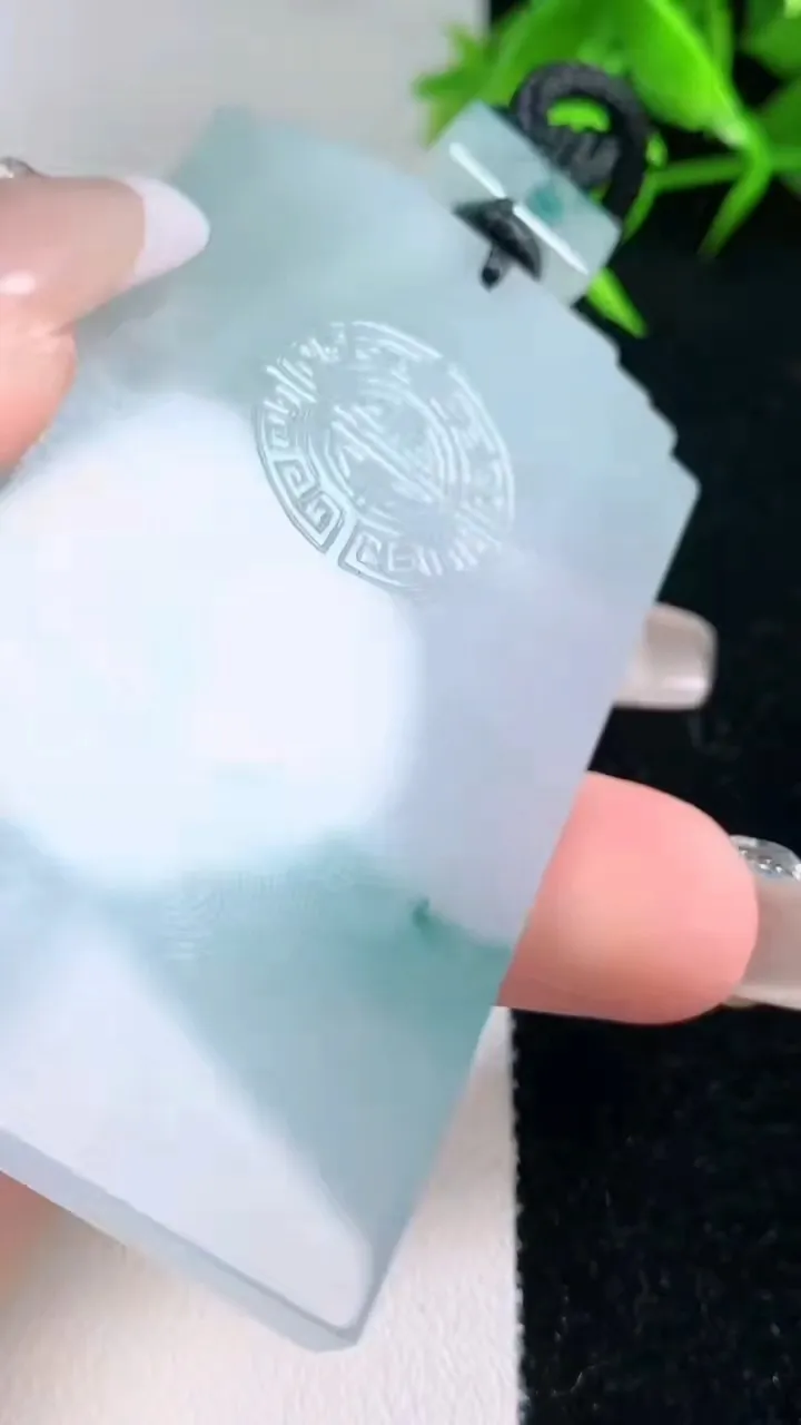 天然A货翡翠飘花仿古无事牌吊坠，尺寸64.6-39-5.3，重量:48.17g
1月30日