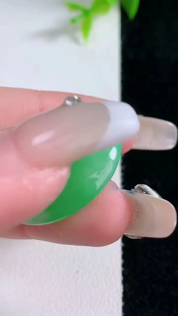 天然A货翡翠平安扣吊坠，尺寸26.6-6.7，重量:10.30g
1月30日