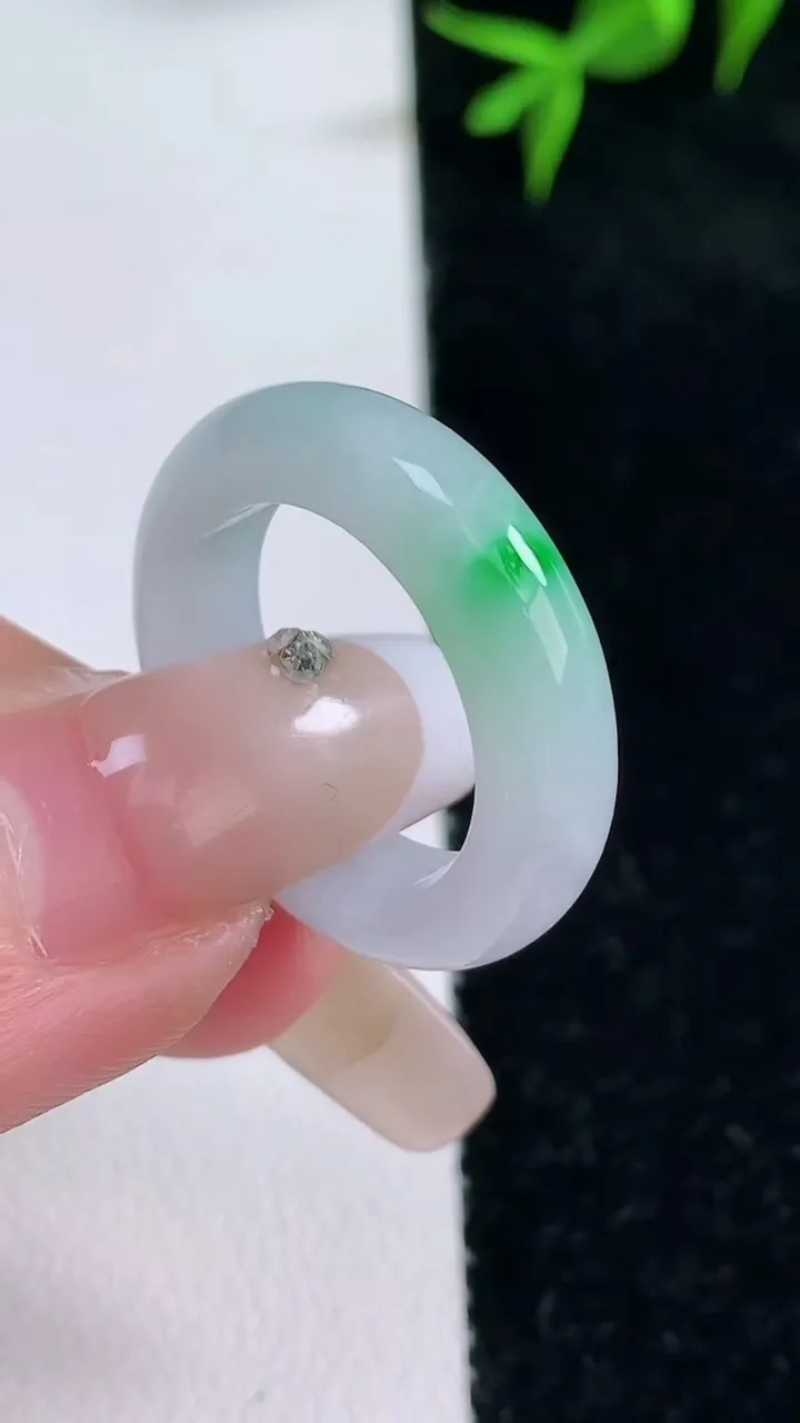 天然A货翡翠指环戒指，尺寸17.3-5.6-4，重量:4.72g2026年1月30日
工厂直销收藏佳品,种好水足，色泽均匀，有种有色，上手高大气！