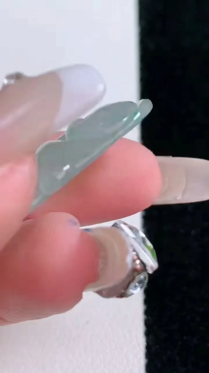 天然A货翡翠如意吊坠，尺寸32.7-19.5-6，重量:7.06g
1月30日