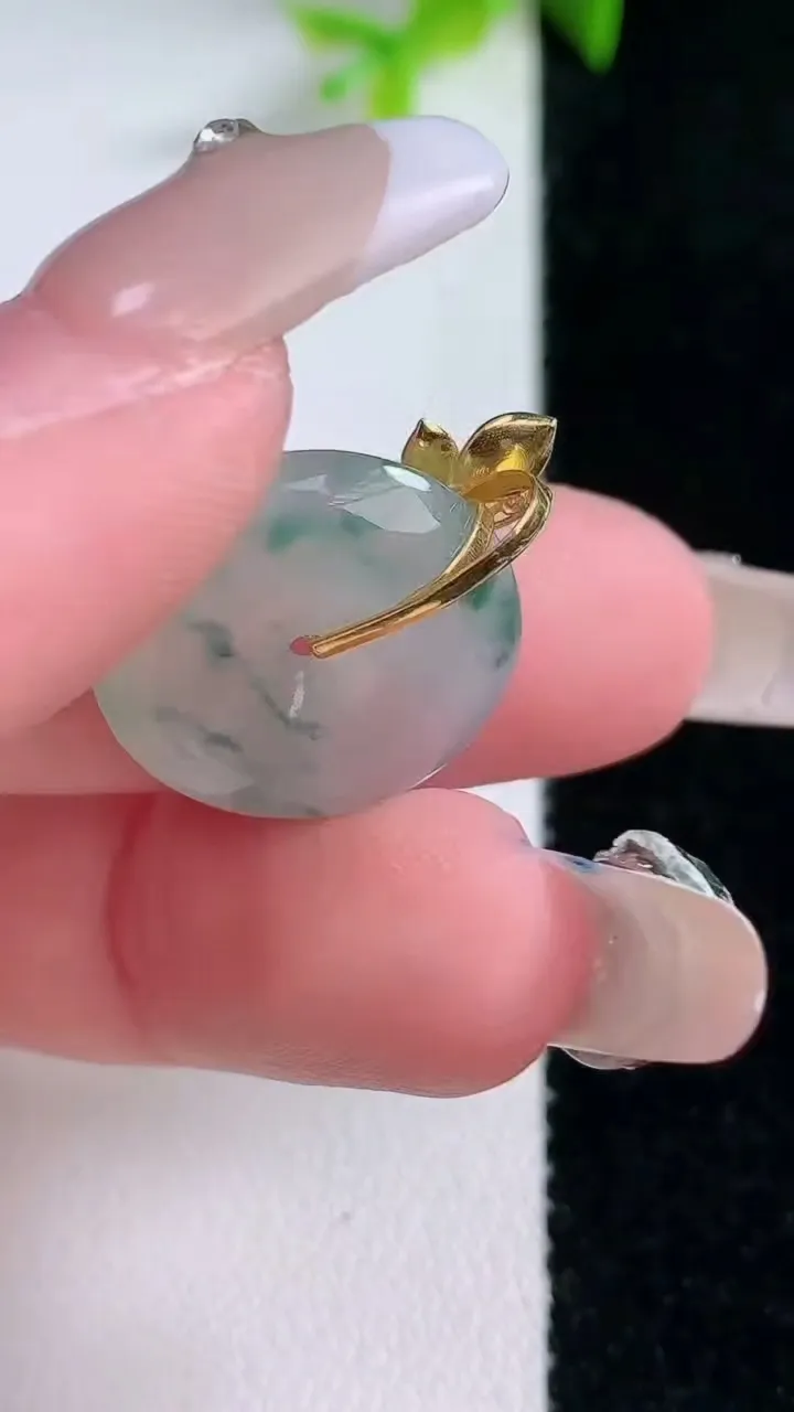天然A货翡翠种飘花平安扣吊坠，尺寸18-4.3，重量:3.14g
1月30日