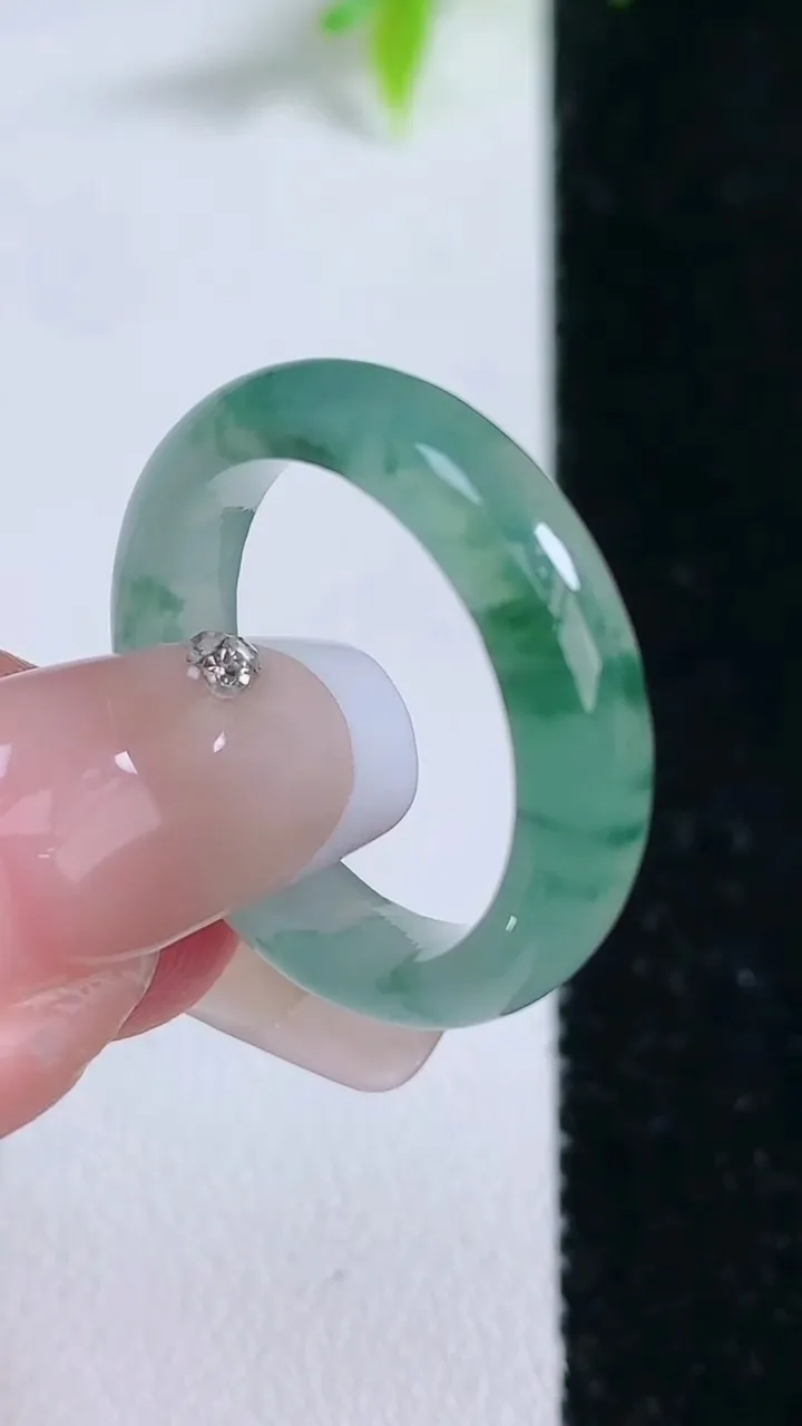 天然A货翡翠飘花指环戒指，尺寸17.8-5-3，重量:3.35g2026年1月30日
工厂直销收藏佳