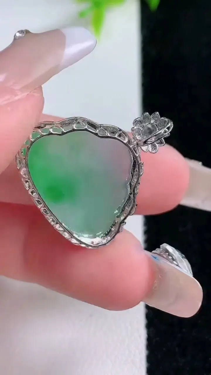 天然A货翡翠佛公吊坠，尺寸24.3-22.7-5.5，裸石15.7-20.5重量:2.41g
1月30日