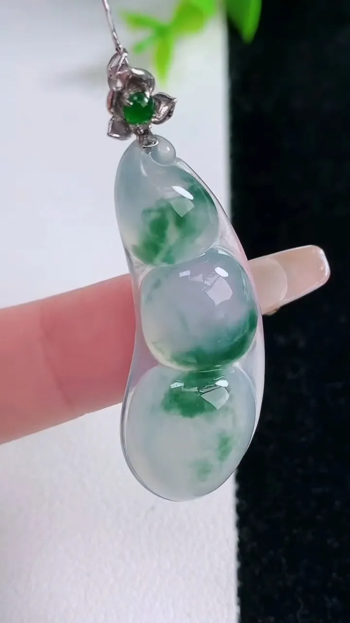 天然A货翡翠种飘花福豆吊坠，尺寸35.3-13.3-6.4，重量:6.34g
1月30日