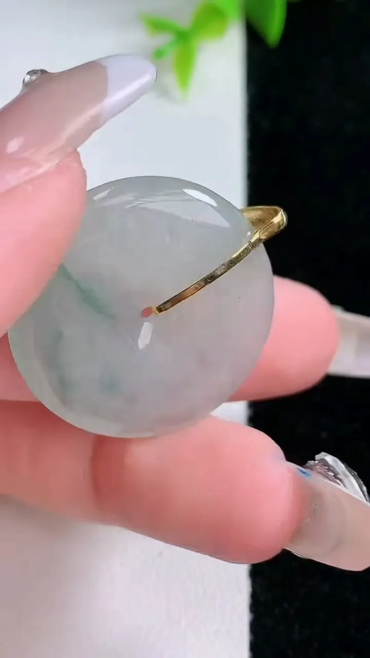 天然A货翡翠18K金飘花平安扣吊坠，尺寸26-4.2，重量:7.41g
1月30日