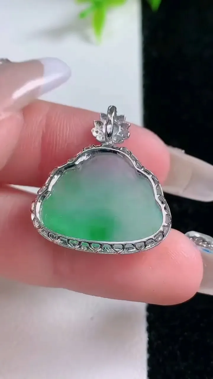 天然A货翡翠佛公吊坠，尺寸24.3-22.7-5.5，裸石15.7-20.5重量:2.41g
1月30日