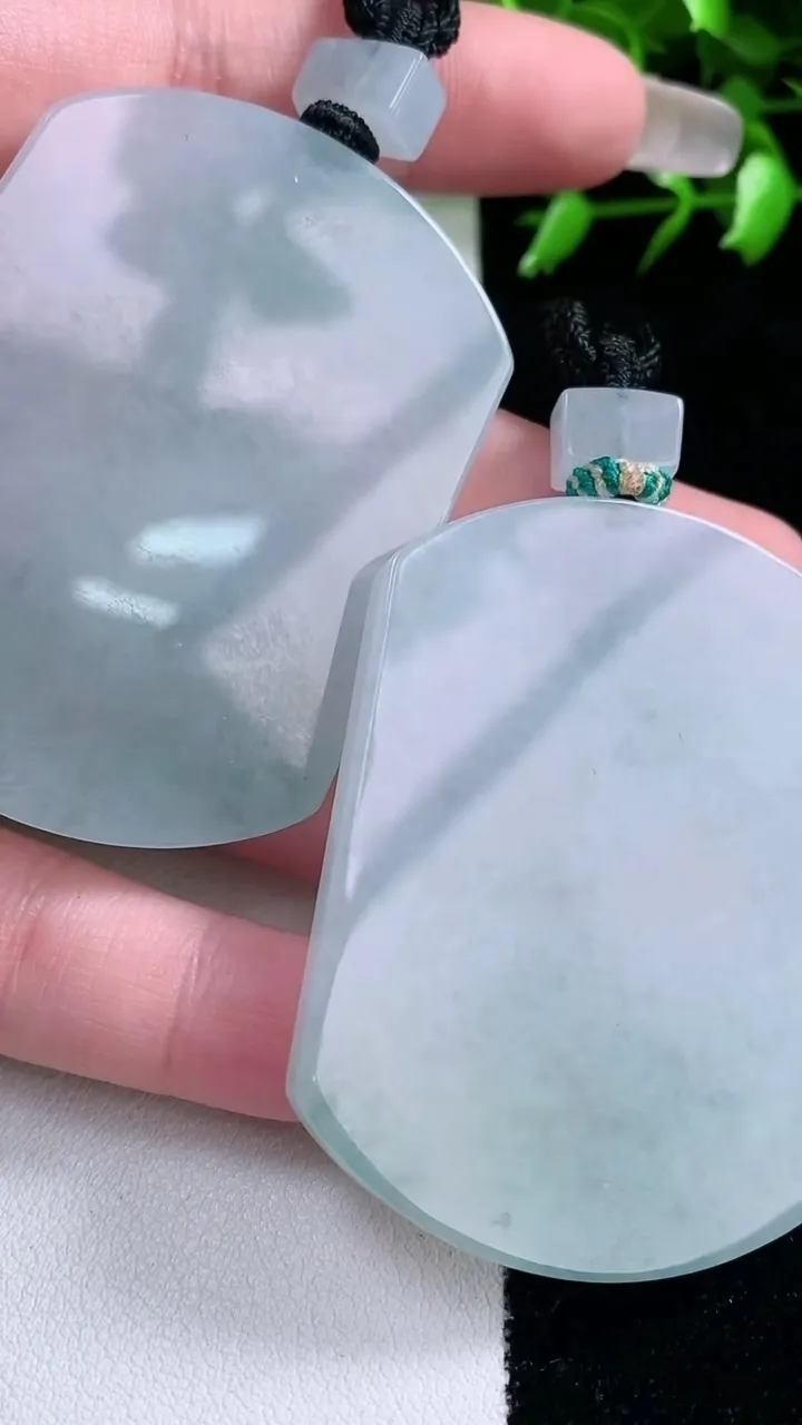 天然A货翡翠无事牌吊坠一对，尺寸53.6-40.4-5.8，重量:80.79g
1月30日