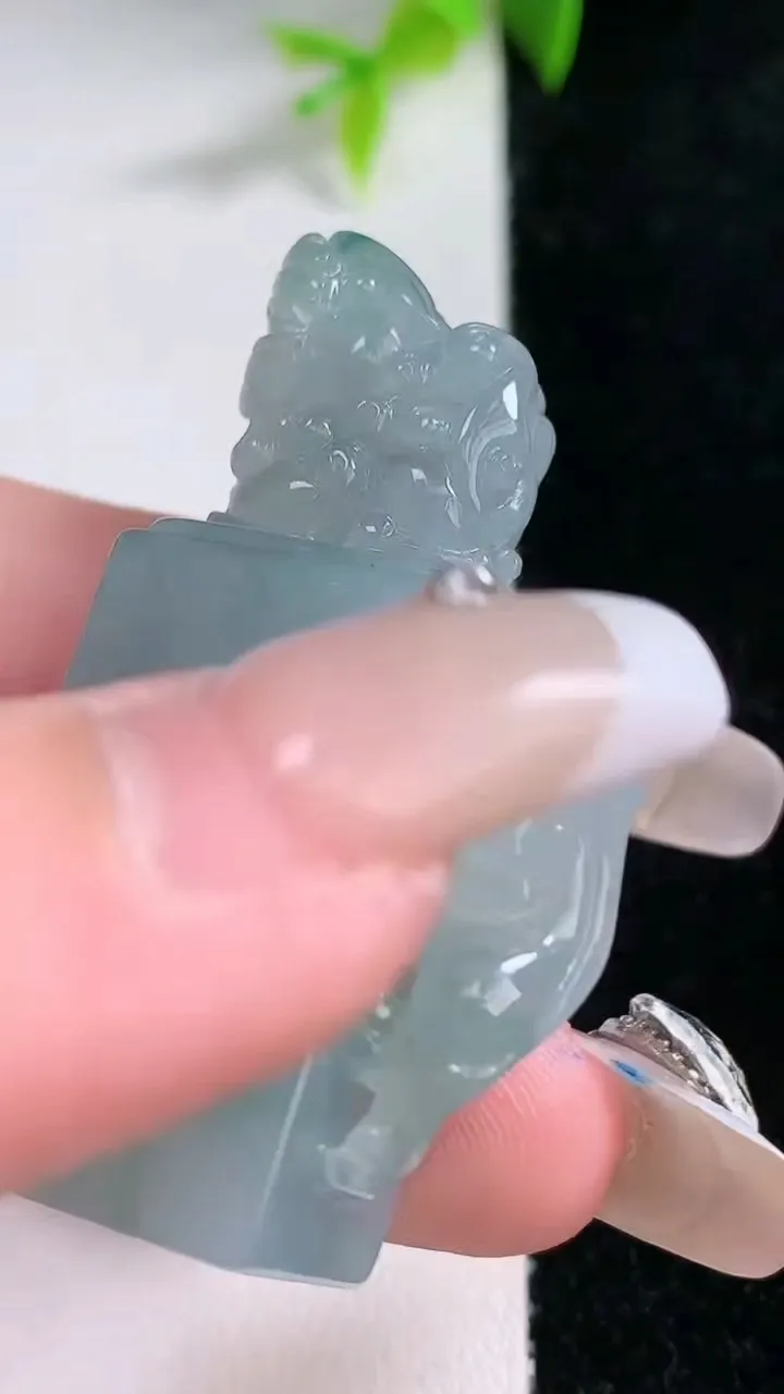 天然A货翡翠飘花貔貅印章，尺寸47.8-25.5-12.6，重量:31.65g
1月30日