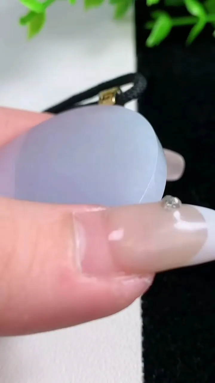 天然A货翡翠春带彩紫罗兰无事牌吊坠，尺寸46-4.7，重量:39.39g
1月30日