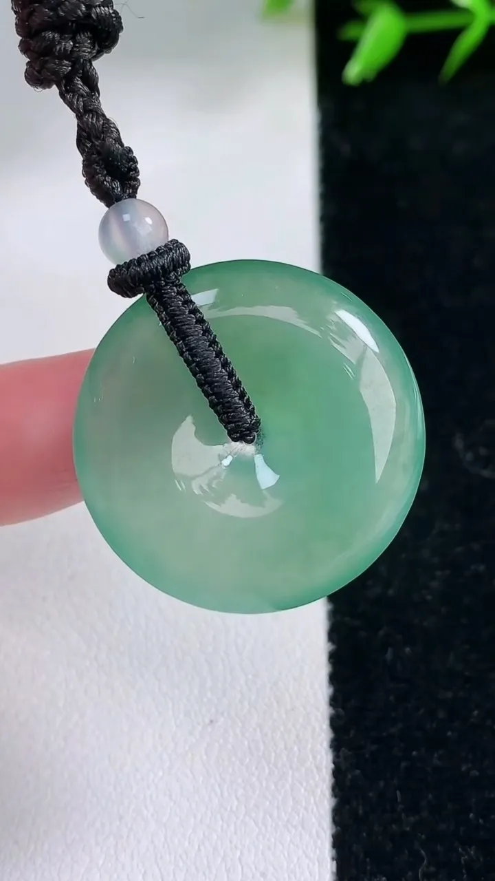 天然A货翡翠平安扣吊坠，尺寸25.8-5，重量:9.75g
1月30日