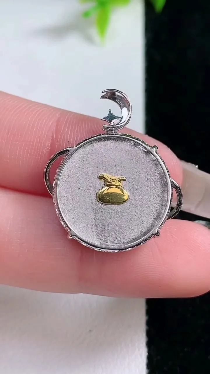 天然A货翡翠无事牌吊坠，尺寸19-3，重量:2.79g
1月30日