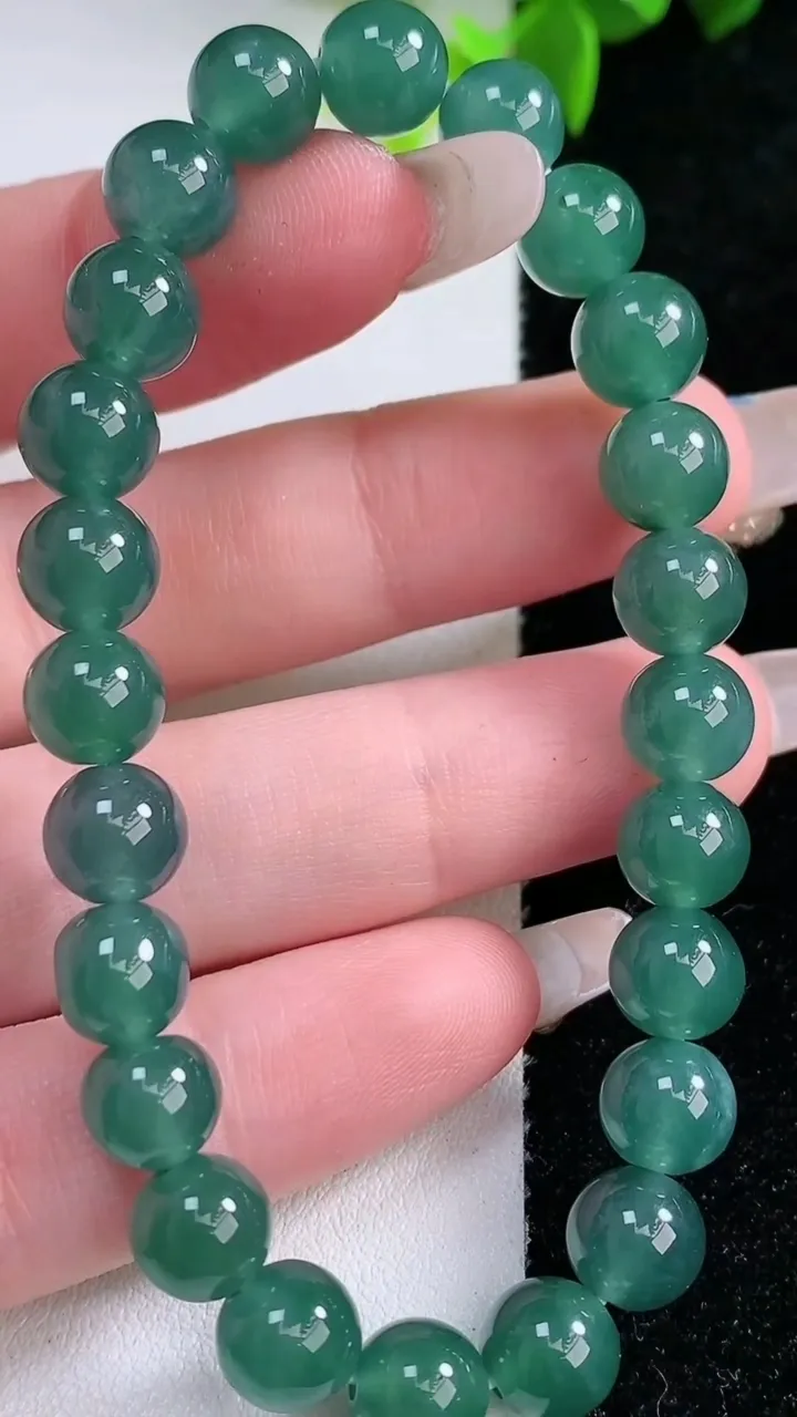 天然A货翡翠圆珠手串，尺寸7.6-24颗，重量:19.13g1月30日
工厂直销收藏佳品,种好水足，色泽均匀，有种有色，上手高大气！