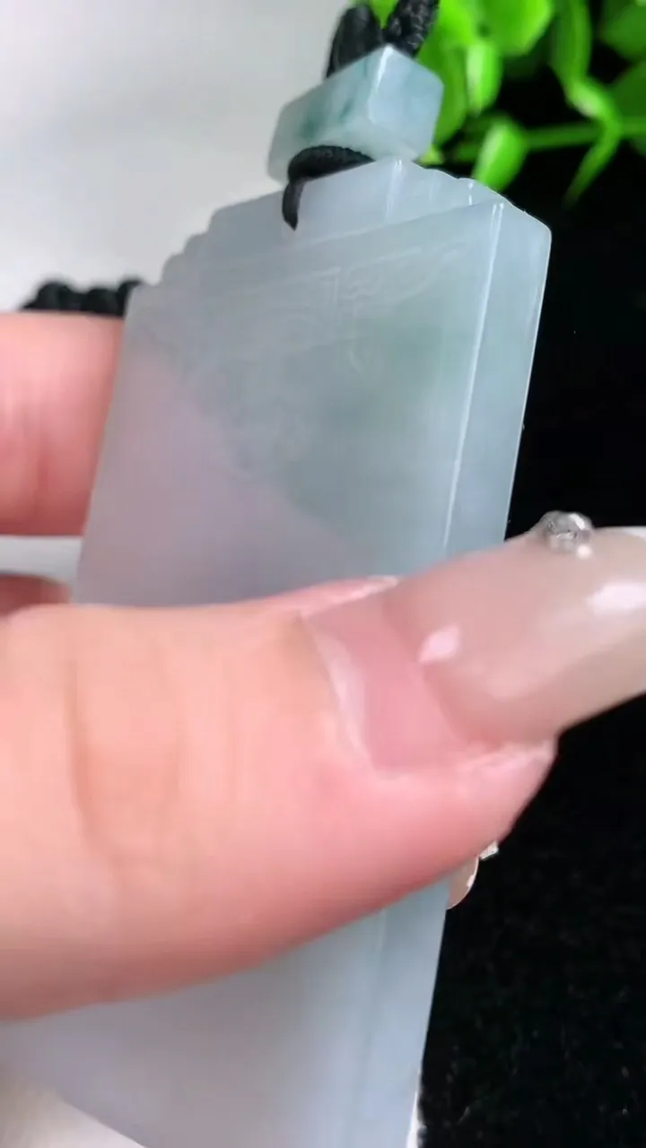 天然A货翡翠飘花仿古无事牌吊坠，尺寸64.6-39-5.3，重量:48.17g
1月30日