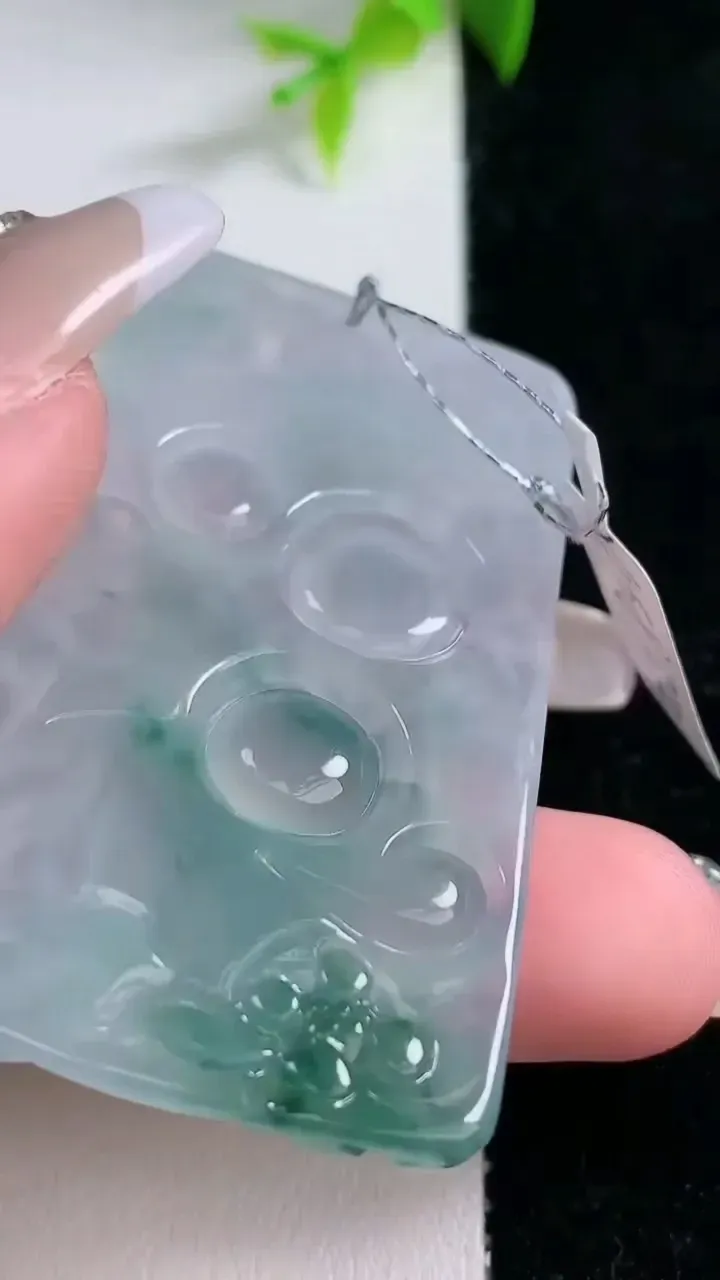 天然A货翡翠冰种飘花逍遥佛吊坠，尺寸54-34.4-4.5，重量:22.68g
1月30日