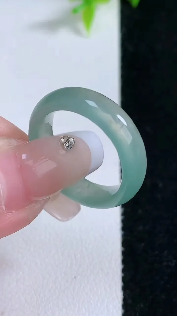 天然A货翡翠指环戒指，尺寸17.6-6-3.5，重量:3.71g2026年1月30日
工厂直销收藏佳品,种好水足，色泽均匀，有种有色，上手高大气！