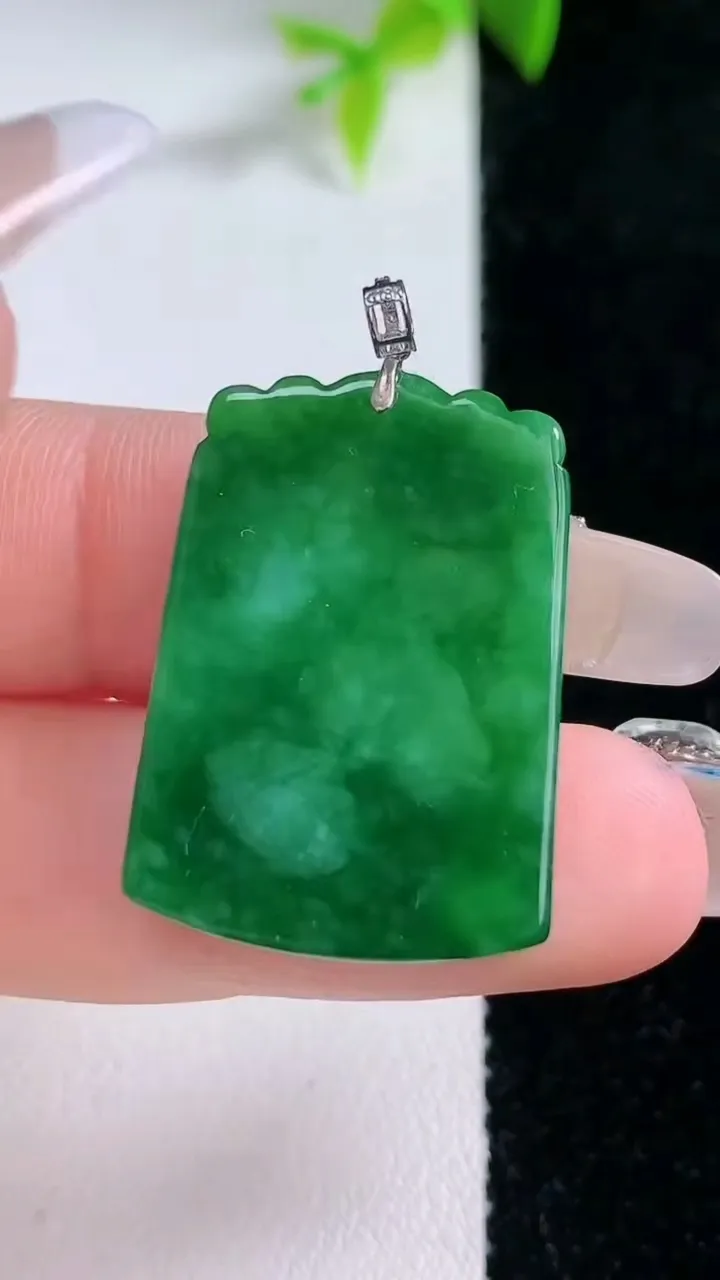 天然A货翡翠复古龙牌吊坠，尺寸27.6-20-3.6，重量:4.83g
1月30日