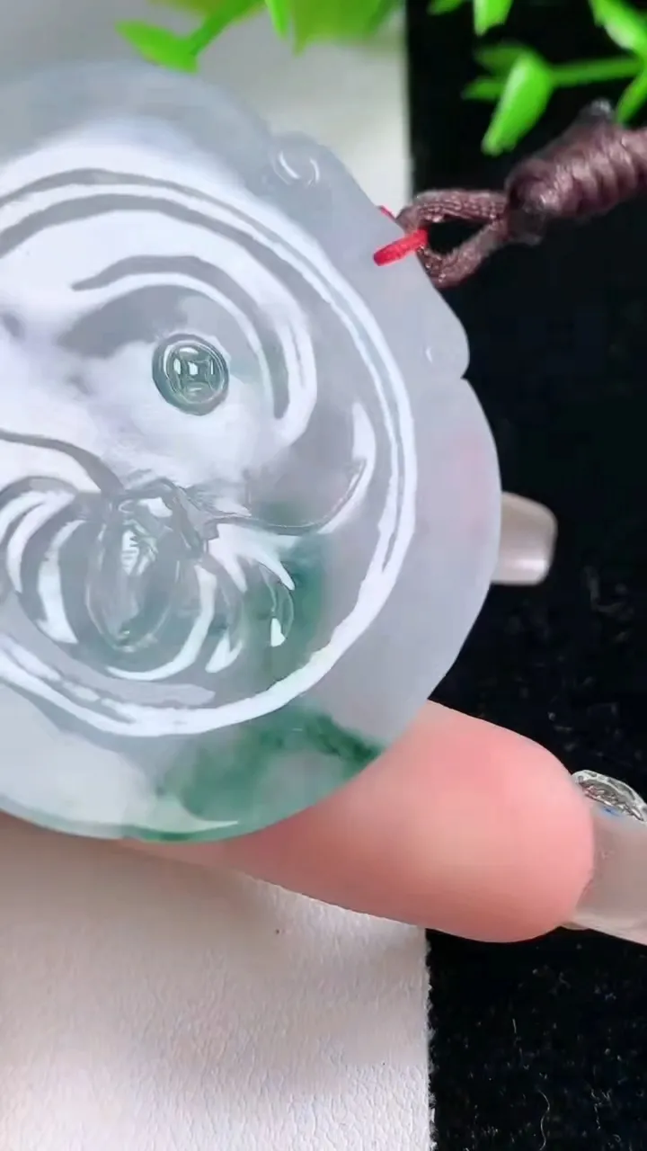 天然A货翡翠种飘花生肖猪吊坠，尺寸52.2-49-5.7，重量:28.25g
1月30日