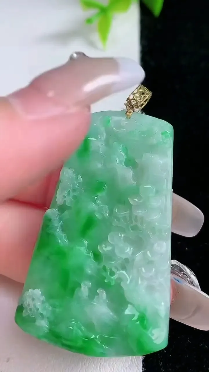 天然A货翡翠山水牌吊坠，尺寸45.3-27.2-4.7，重量:13.84g
1月30日