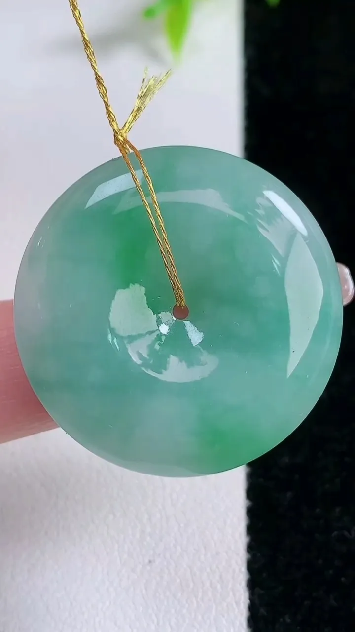 天然A货翡翠平安扣吊坠，尺寸30.7-6，重量:12.48g
1月30日