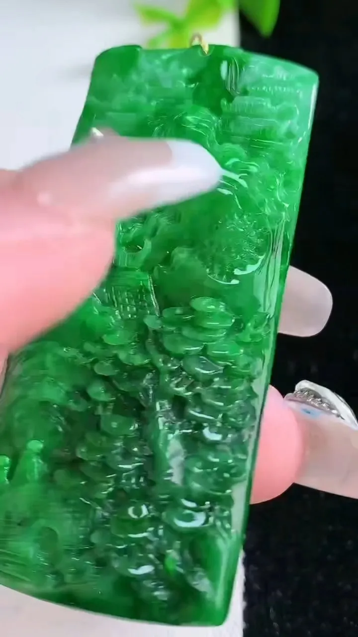 天然A货翡翠山水牌吊坠，尺寸58.7-27.4-4.4，重量:17.98g
1月30日