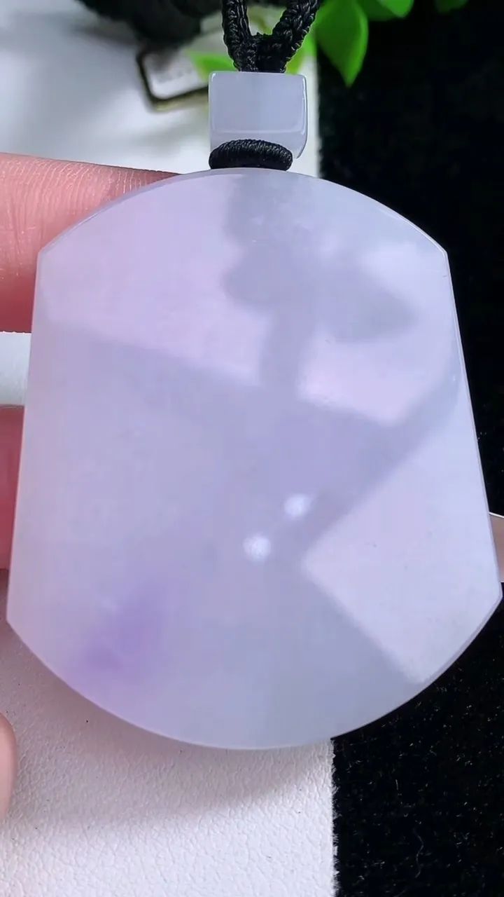 天然A货翡翠紫罗兰无事牌吊坠，尺寸52.8-44.2-5.6，重量:42.09g
1月30日