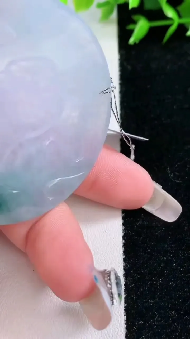 天然A货翡翠紫罗兰飘花观音菩萨吊坠，尺寸51-5.6，重量:31.91g
1月30日