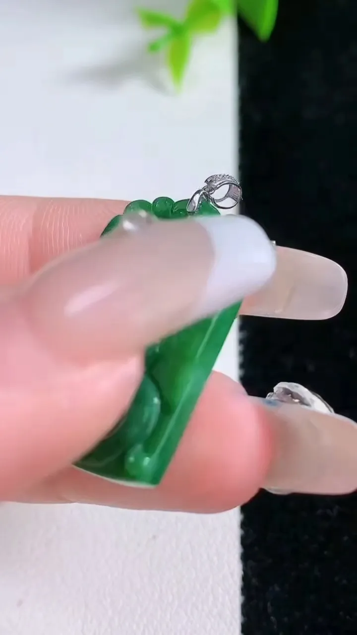 天然A货翡翠复古龙牌吊坠，尺寸27.6-20-3.6，重量:4.83g
1月30日