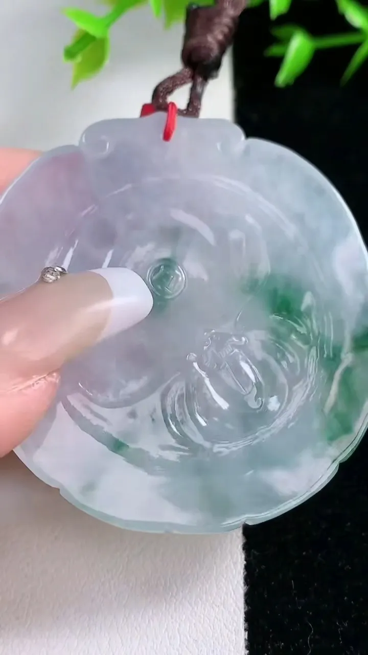 天然A货翡翠种飘花生肖猪吊坠，尺寸52.2-49-5.7，重量:28.25g
1月30日