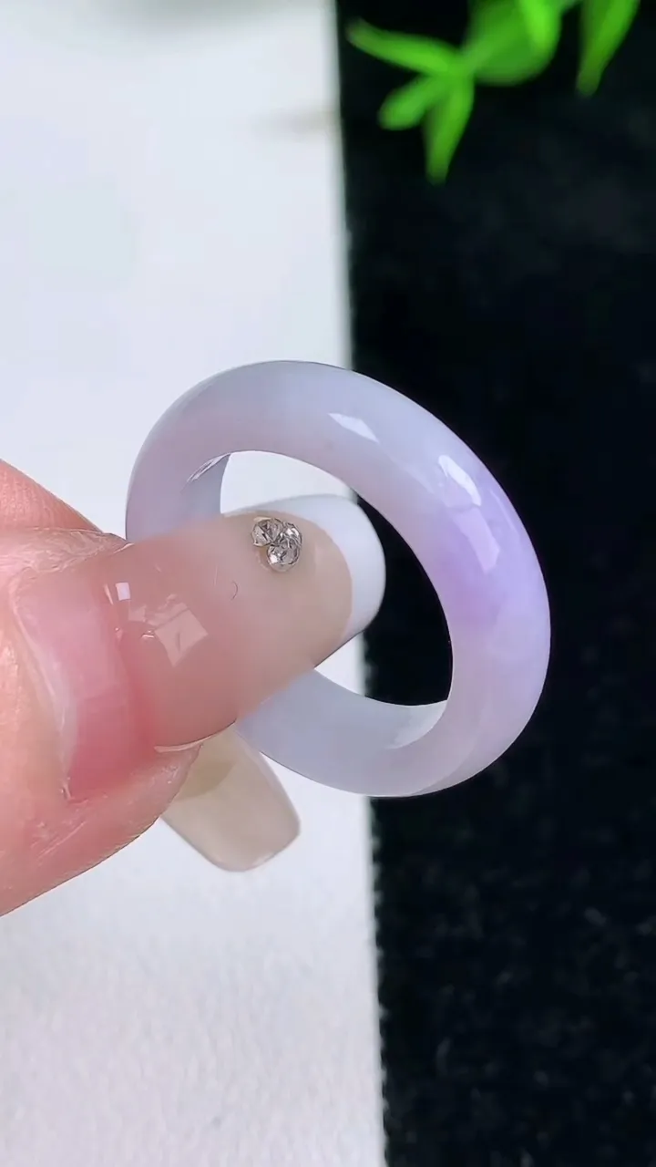 天然A货翡翠紫罗兰指环戒指，尺寸17.4-5.3-3.3，重量:3.80g2026年1月30日
工厂直销收藏佳品,种好水足，色泽均匀，有种有色，上手高大气！