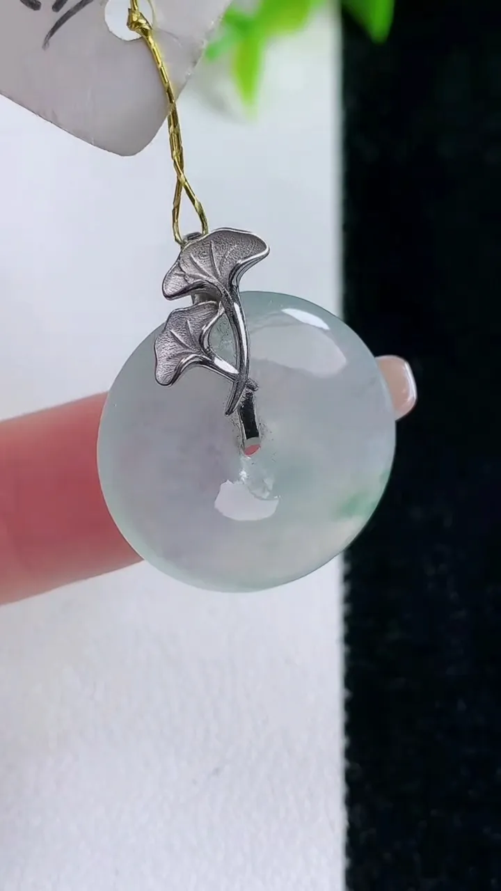 天然A货翡翠种飘花平安扣吊坠，尺寸21-4，重量:4.41g
1月30日