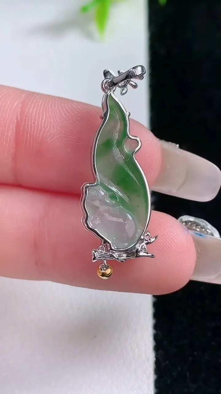 天然A货翡翠松鼠吊坠，尺寸30.6-10.5-4，重量:2.09g
1月30日