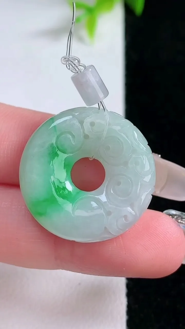 天然A货翡翠雕花平安扣吊坠，尺寸24.6-5.2，重量:6.52g
1月30日