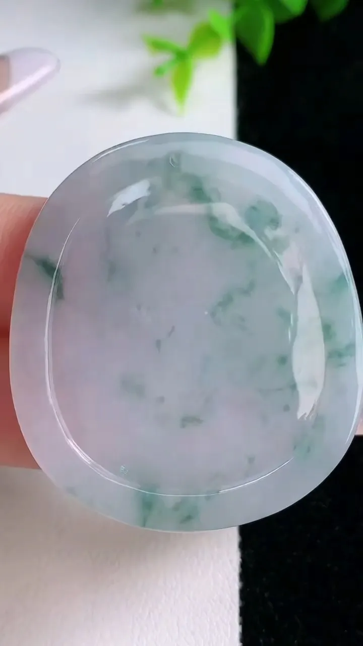 天然A货翡翠飘花生肖牛吊坠，尺寸43.4-38.3-4.7，重量:15.49g
1月30日