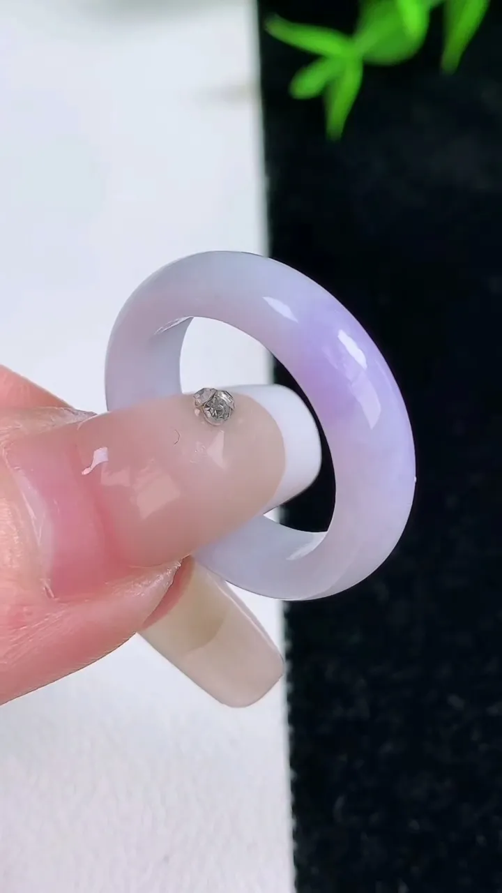 天然A货翡翠紫罗兰指环戒指，尺寸17.4-5.3-3.3，重量:3.80g2026年1月30日
工厂直销收藏佳品,种好水足，色泽均匀，有种有色，上手高大气！