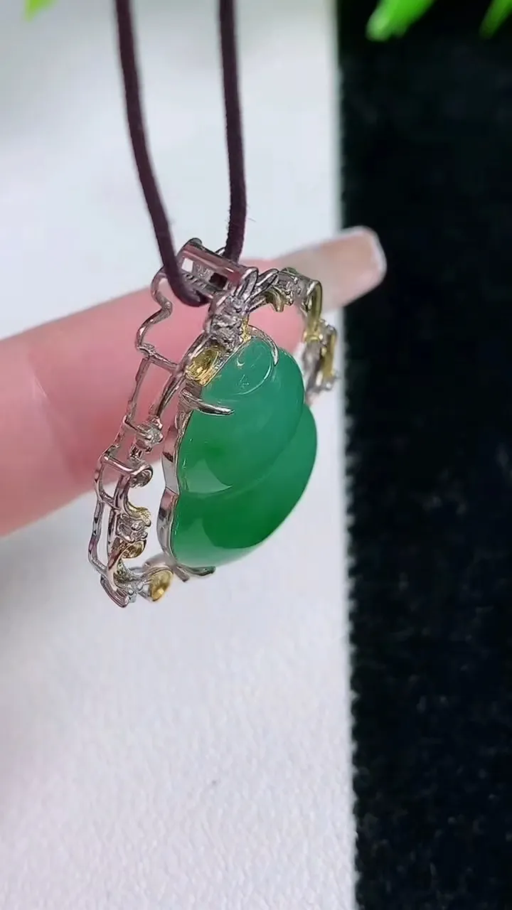 天然A货翡翠葫芦吊坠，尺寸30.3-24-5.5，19.7-13.7重量:4.18g
1月30日
