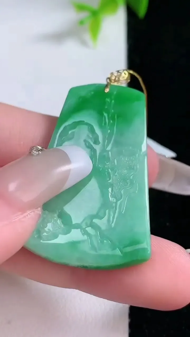 天然A货翡翠山水牌吊坠，尺寸39.4-24-7.6，重量:13.19g
1月30日