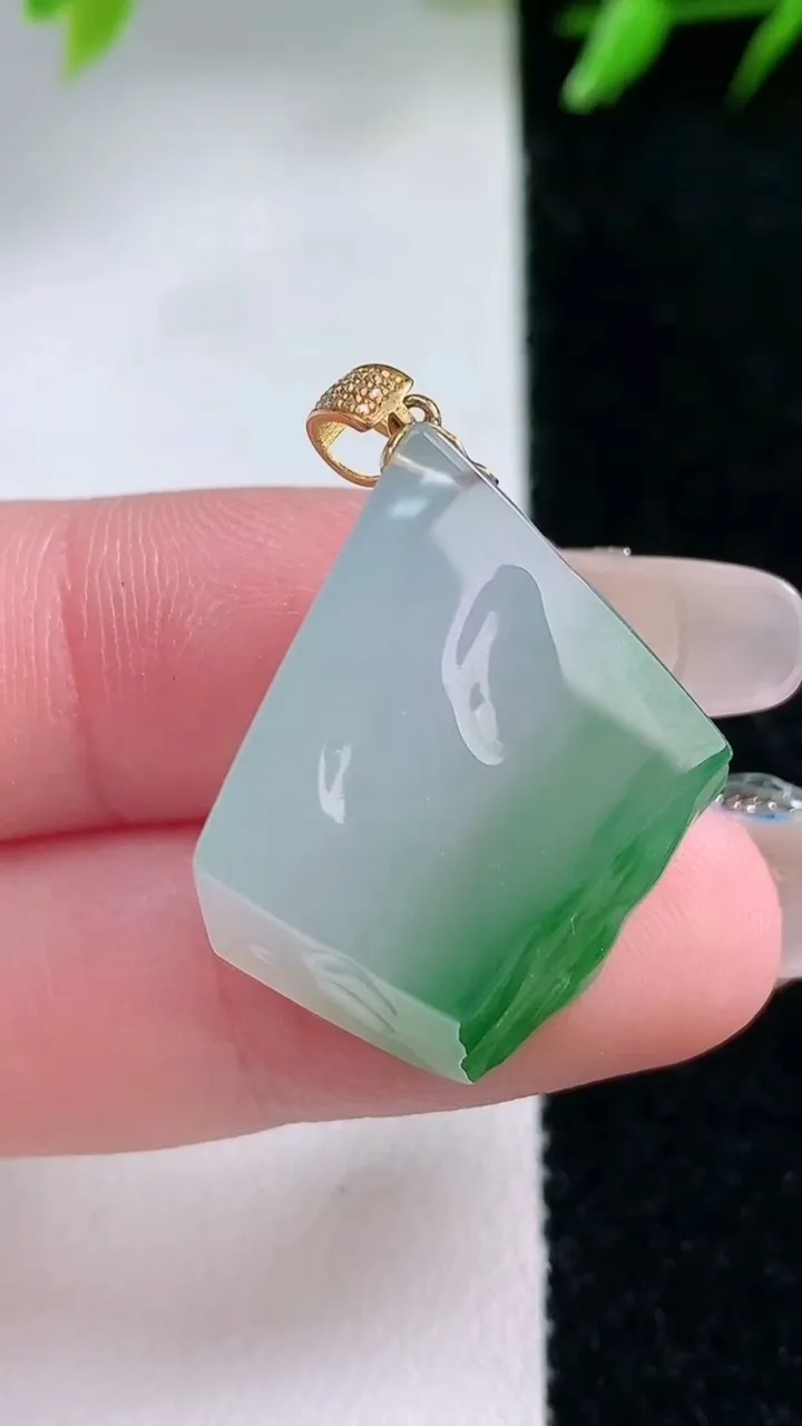 天然A货翡翠原石吊坠，尺寸24.8-20.2-10.6，重量:9.32g
1月30日