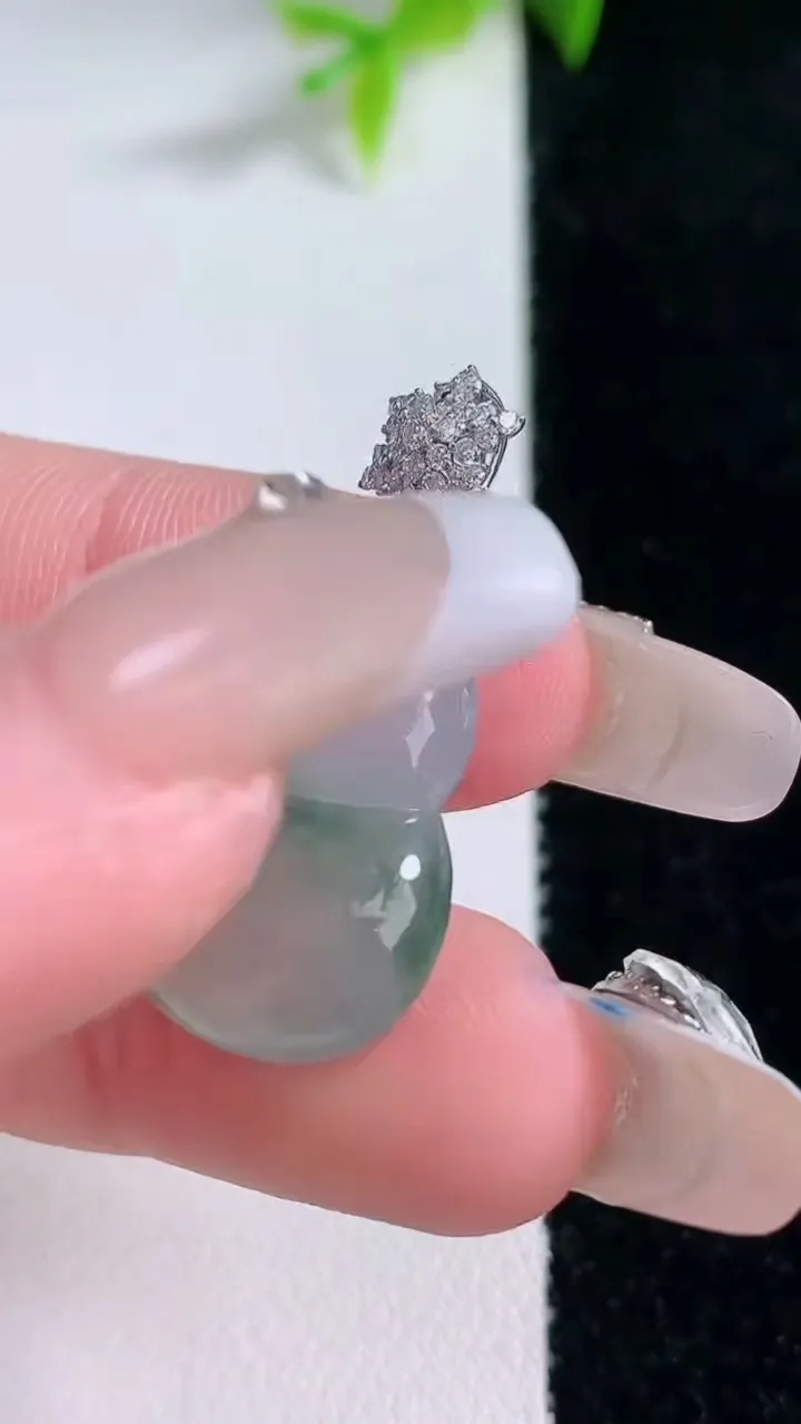 天然A货翡翠种飘花葫芦吊坠，尺寸21.6-17.8-5，重量:3.93g
1月30日