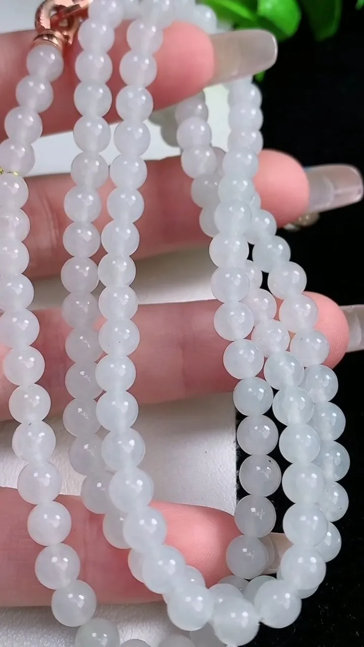 天然A货翡翠圆珠项链，尺寸5.2-119颗，重量:32.11g
1月30日