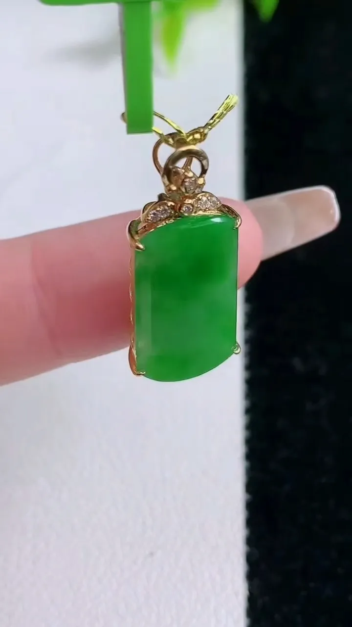 天然A货翡翠无事牌吊坠，尺寸18.6-9.7-4，重量:1.62g
1月30日