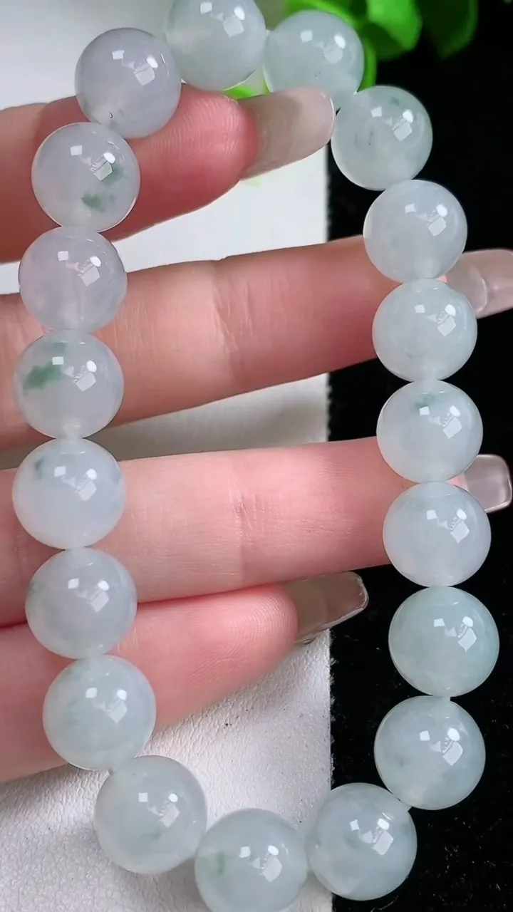 天然A货翡翠飘花圆珠手串，尺寸10-19颗，重量:34.67g1月30日
工厂直销收藏佳品,种好水足，色泽均匀，有种有色，上手高大气！