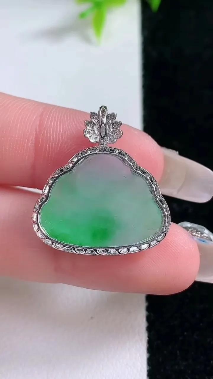 天然A货翡翠佛公吊坠，尺寸24.3-22.7-5.5，裸石15.7-20.5重量:2.41g
1月30日