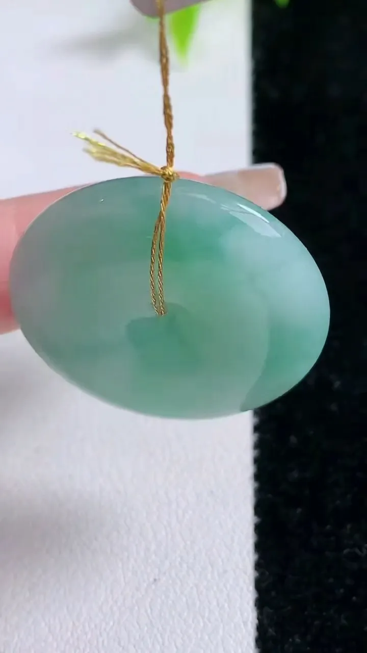 天然A货翡翠平安扣吊坠，尺寸30.7-6，重量:12.48g
1月30日