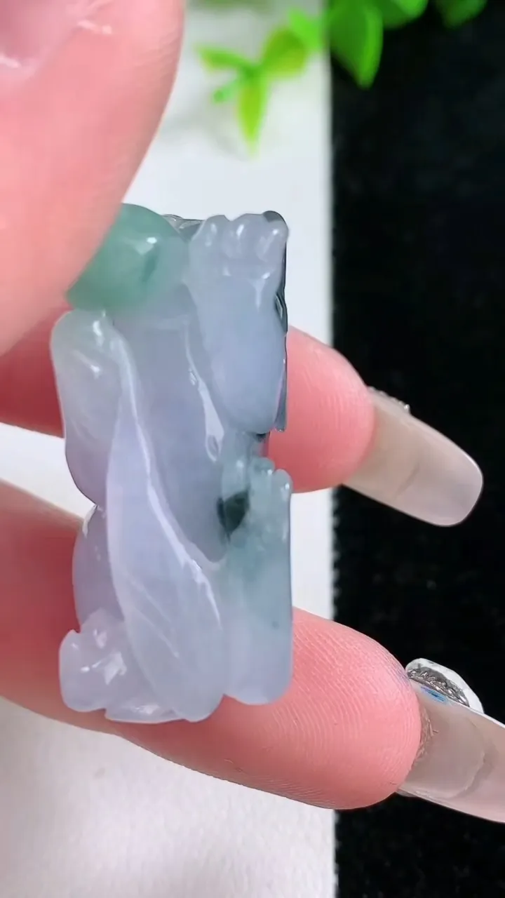 天然A货翡翠飘花霸王貔貅吊坠，尺寸40.3-18-11.6，重量:15.93g
1月30日