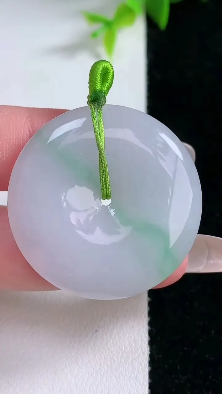 天然A货翡翠平安扣吊坠，尺寸34.4-5，重量:14.02g
1月30日