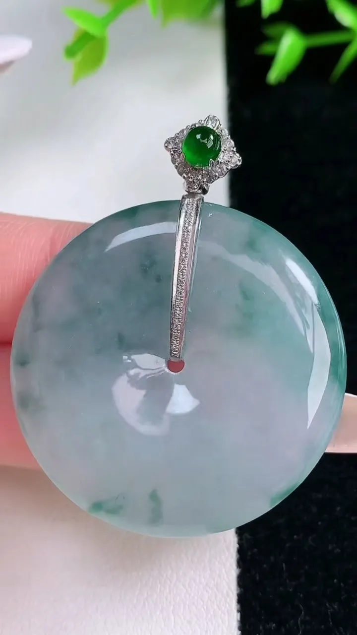 天然A货翡翠种飘花平安扣吊坠，尺寸36.6-5.7，重量:19.20g
1月30日