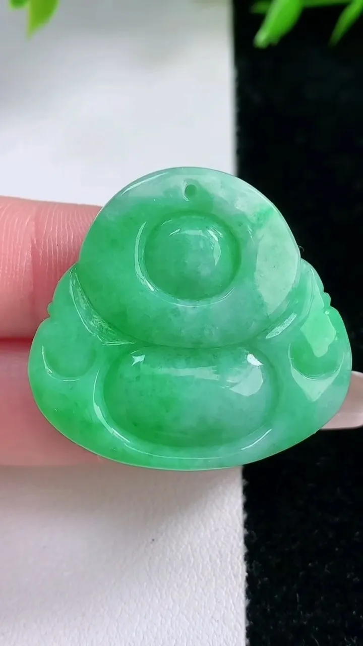 天然A货翡翠佛公吊坠，尺寸30.6-33-10，重量:16.05g
1月30日